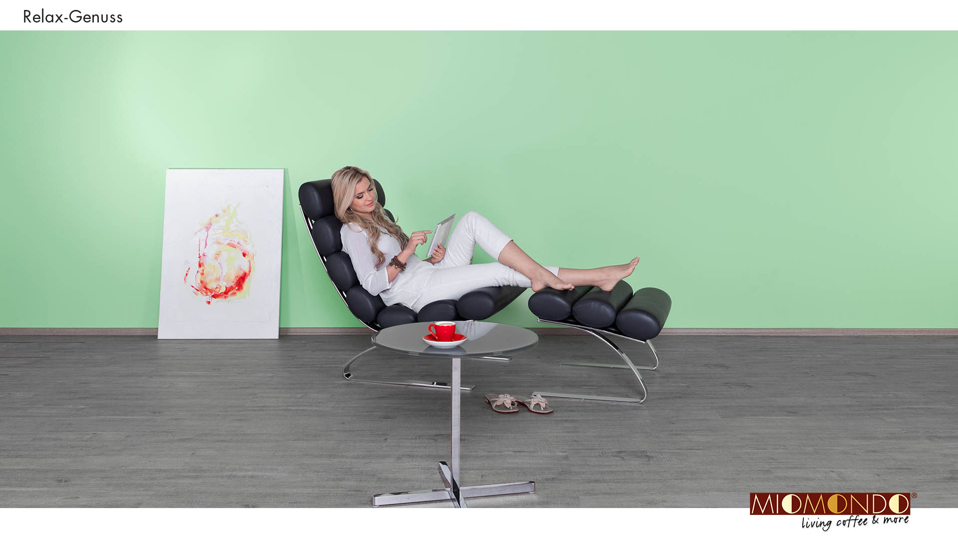 Scribble Werbeagentur in Geilenkirchen, Kreis Heinsberg, zeigt eine Frau, die in einem Sessel relaxt.